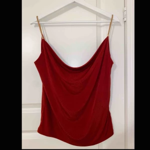  - Ett väldigt fint vinrött linne med guld detaljer på axelbanden, helt oanvänt :)