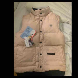  - Canada Goos västen. Strl S. Äkta och alla certifikat följer med. Passar S-M. Härligt rosa färg. Kan behöva tvättas. Bud från 300kr.  En riktigt fynd!