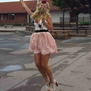  - Säljer min söta klänning då jag knappt använt den.  Köparen står för frakten.