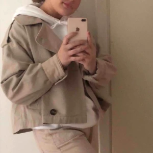 - Superfin jacka från weekday i mycket bra skick! Perfekt till våren, en kort trenchcoat🦋