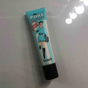  - Förseglad oöppnad primer från benefit. ”The porefessional”. Nypris på sephora är 435kr/22ml. Ska  jämna ut hudtonen och minimera porer. +15kr i frakt🥰