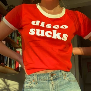 Retro t-shirt - Möter upp i Uppsala annars betalar köparen frakt🌸☀️💕 Aldrig använd. Kan frakta flera plagg tsm så kolla in min profil för mer kläder :)