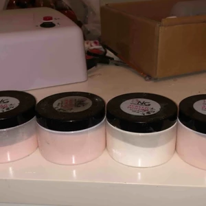  - Akrylpulver alla säljs tillsammans för 350kr Frakt tillkommer och köparen står för de