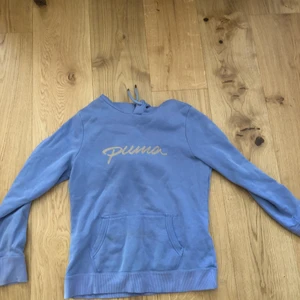 Puma tröja  - Lila/blå puma tröja. Har några svaga sträck på framsidan därav priset 