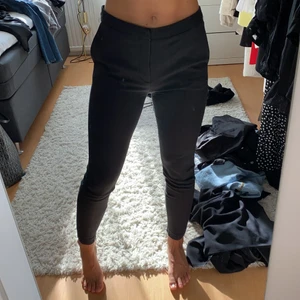 Svarta kostymbyxor selected femme - Svarta kostymbyxor från selected femme. Storlek 34. Söm längs benen och dragkedja vid ankeln.