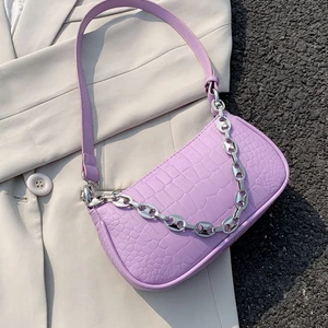 Baugette Bag Violett - Ljuslila axelremsväska med kedja👜 (Kedjan går att ta  av)! Alldeles ny och såklart superfin!!🌸 Vi står alltid för frakten🚛 Hör av dig om du är intresserad💗