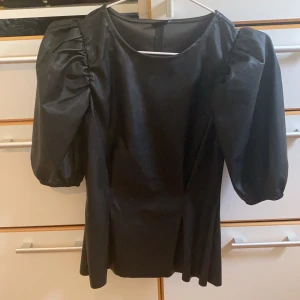 Söt läderblus från Gina tricot  - Jätte söt blus från Gina Tricot, prislappen sitter kvar! Aldrig använd då det inte är min stol riktigt. Priset går att diskutera 