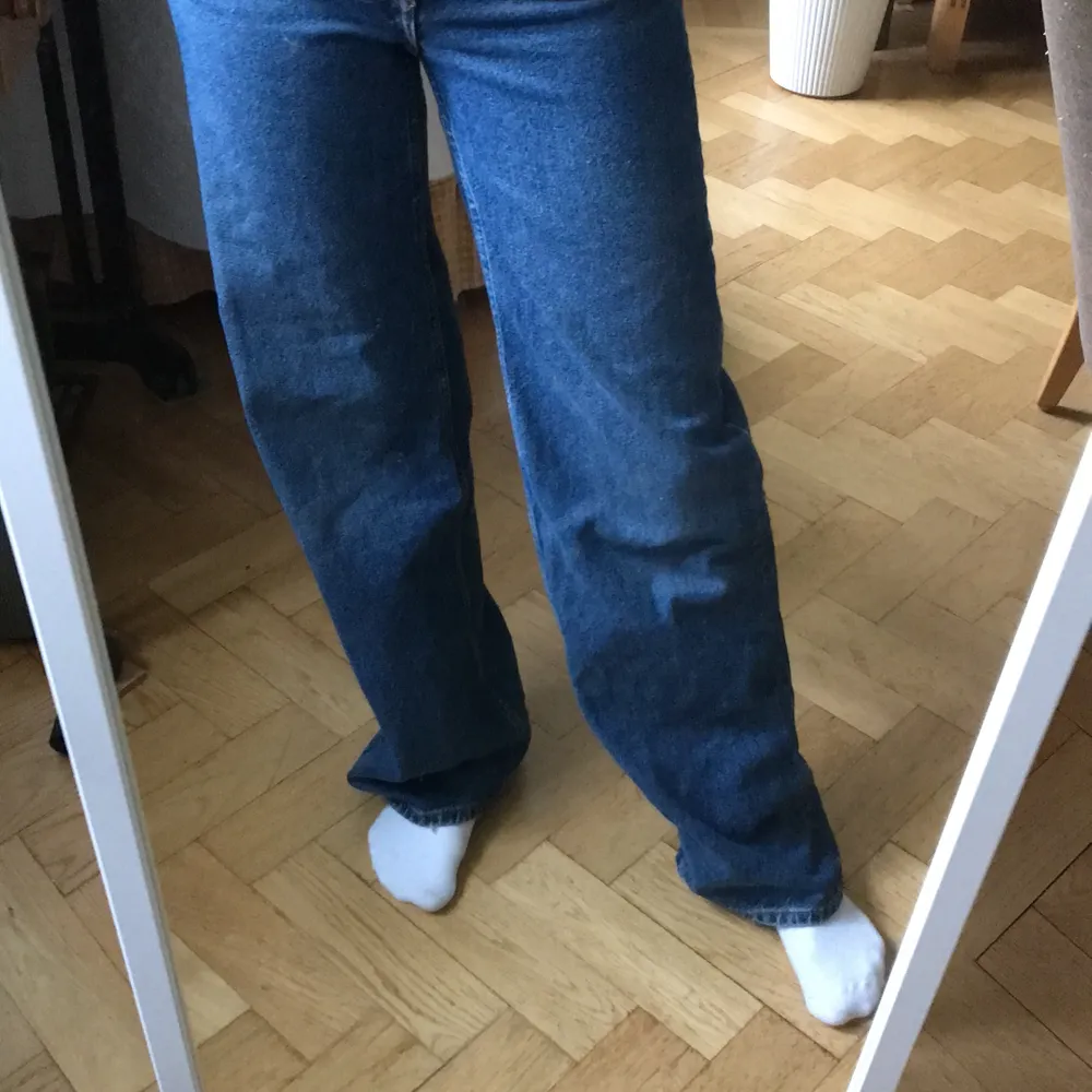 Jeans från monki i den populära modellen Yoko!💕 säljer för att jag tycker dom är lite för små dem är strlk 24💜  100+frakt. Jeans & Byxor.