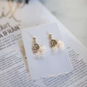 Örhängen - Guldiga örhängen med vita pärlor! Nyskick🍂 Hör av dig om du är intresserad💗 