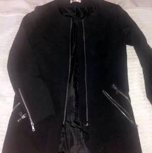 Kappa DM retro - Lite längre kappa från DM retro, köpt för ca 6 år sedan och är sparsamt använd. Fodret är trasigt på insidan vid armen (syns inte på ursidan) därav de  priset, köpt för 1000. Strl S