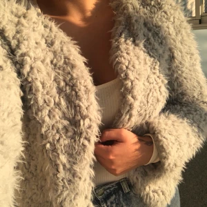 Stradivarius teddyjacka str M - Gosig teddyjacka från Stradivarius i str M! Har bara testat jackan på, aldrig använt ute då det inte är min stil☺️ jackan går att knäppa med spännen! Köparen betalar frakt, men kan också mötas upp i Göteborg!🌻