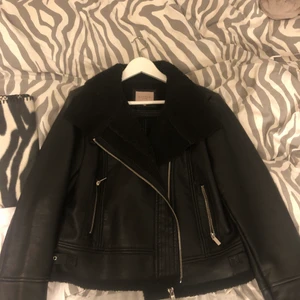 Bikerjacka med päls - En bikerjacka i storlek M och den är aldrig använt, vill sälja för har ingen användning för den. Pris kan diskuteras 
