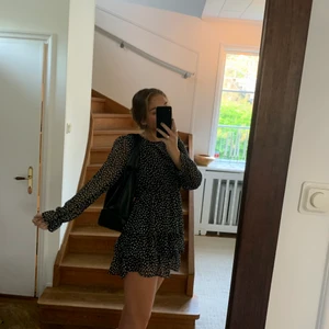 Snygg klänning - Säljer den här jättefina klänningen från Chiquelle då den tyvärr är för liten för mig. Den är i storlek S och är aldrig använd med prislapp kvar som ni kan se på sista bilden. Köpt för 400. (Frakt tillkommer) hör av er om ni är intresserade!