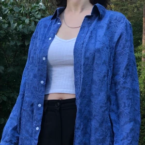 Skjorta  - Cool skjorta från Weekday i fin blå! Lägg ett bud :) 