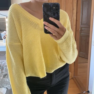 Gul stickad tröja - En lite croppad, stickad tröja i en så himla fin gul färg! Använd fåtal gånger hemma endast. Frakt tillkommer (63kr)