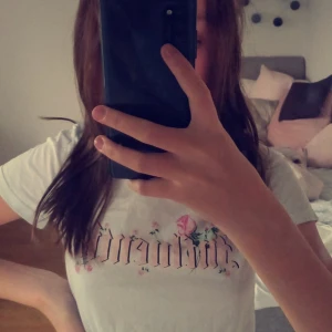 T-shirt - En fin vi T-shirt med tryck på. Den är från hm och är slut i nästan alla butiker. Pris kan diskuteras 💗