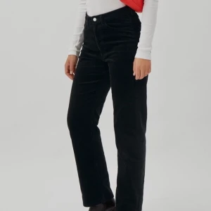 Svarta manchester - Super snygga svarta Manchester från weekday. De två första bilderna lånade från hemsidan. Obs: köparen står för frakten och ansvarar inte för postens slarv