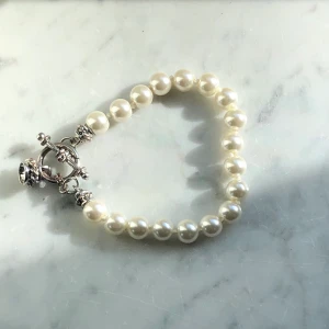 Armband med pärlor  - Armband med pärlor, stilrent och snyggt. Kan mötas upp i stockholm eller frakta. Obs: köparen står för frakten och ansvarar inte för postens slarv.