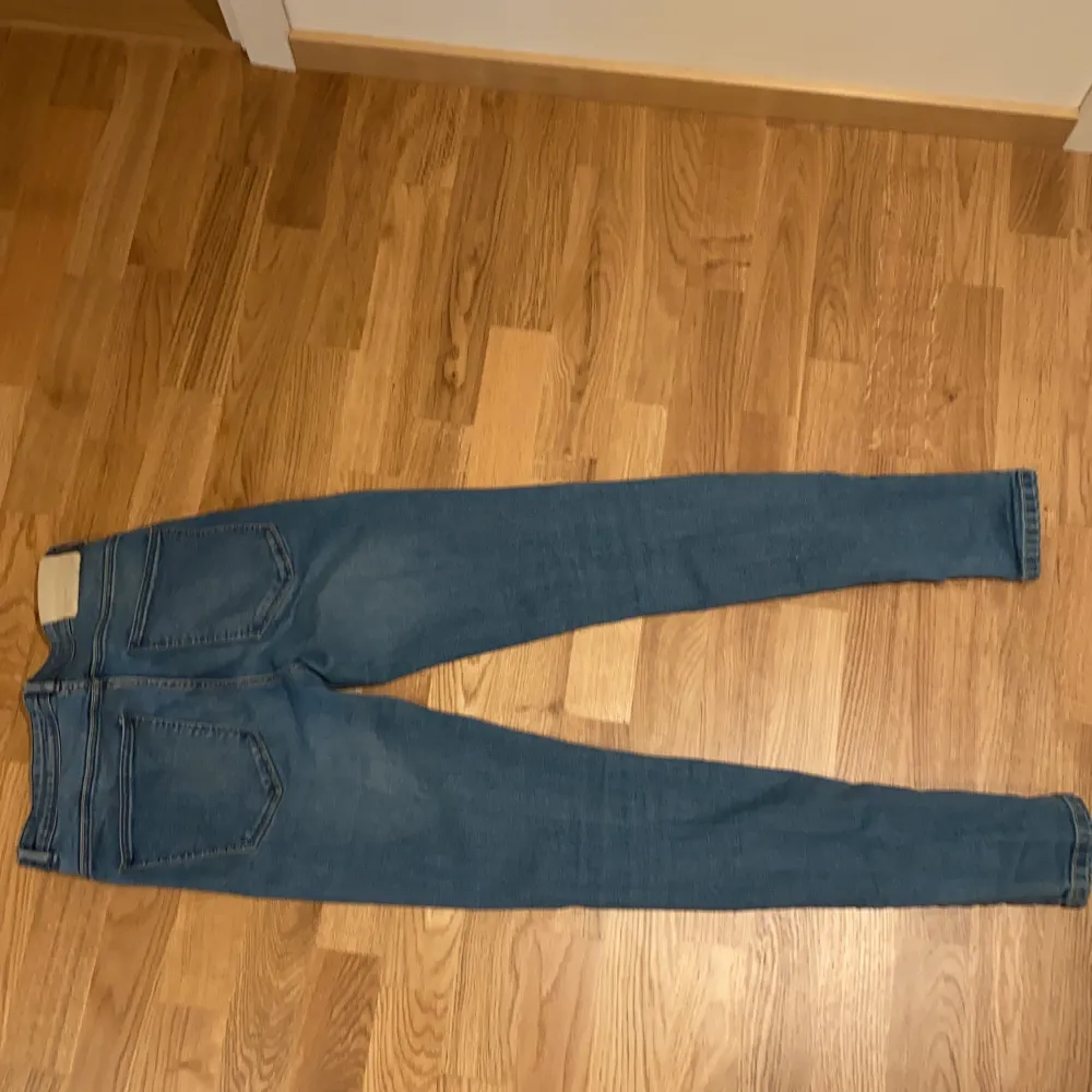 Blåa jeans från zara i storlek 36. Frakt tillkommer . Jeans & Byxor.