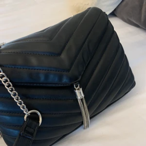 Väska - Suuuperfin väska från Gina Tricot som tyvärr inte kommer till användning. Knappt använd alls, därav väldigt bra skick. 