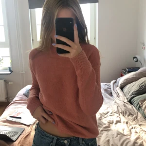 Rosa stickad tröja  - Rosa tröja från & other stories! Storlek XS. Fraktar eller möts upp i Stockholm City 🥰