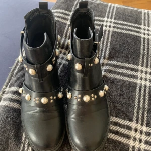 Suuuuper snygga boots  - Super snygga boots, köpta förra året! Storlek 37.Knappt använda då de är försmå! Kan tänka mig att sänka priset för snabb afffär!  Köparen står för frakten🥰