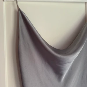 Silvrig klänning! - Superfin silvrig silkes klänning som är köpt i Italien. Använd ungefär 3 gånger. Sitter super fint, men har nu växt ur den! Den passar både XS och S skulle jag säga. 