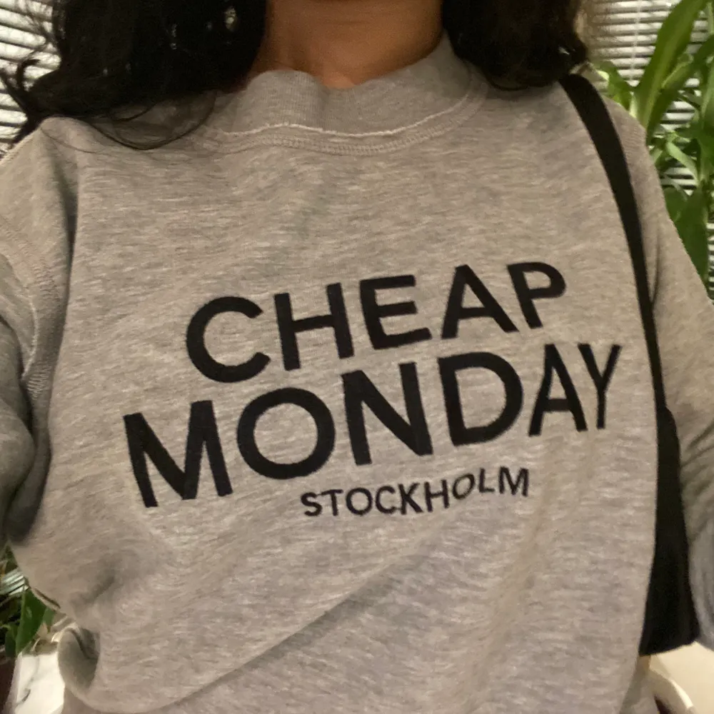 En grå sweatshirt i storlek L från Cheap Monday (modellen är strl S) köpt för några år sedan men den är oanvänd😊 kan mötas upp i Linköping annars tillkommer frakt!. Tröjor & Koftor.
