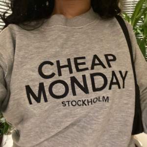 En grå sweatshirt i storlek L från Cheap Monday (modellen är strl S) köpt för några år sedan men den är oanvänd😊 kan mötas upp i Linköping annars tillkommer frakt!