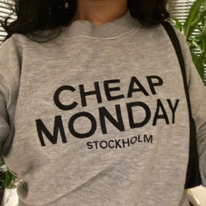 Cheap Monday sweatshirt storlek L - En grå sweatshirt i storlek L från Cheap Monday (modellen är strl S) köpt för några år sedan men den är oanvänd😊 kan mötas upp i Linköping annars tillkommer frakt!