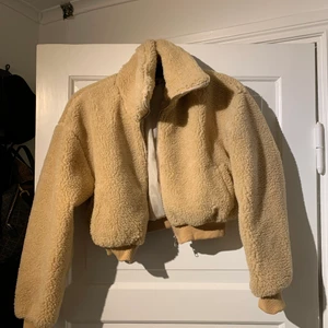 Cropped jacka från Missguided i storlek 38/M. - 200 kr med inkluderad frakt.