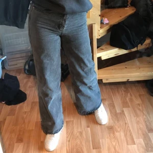 Jeans från Urban Outfitters - Raka vintage jeans köpta på Urban Outfitters, storlek 36. Köpta där för 600kr förra månaden, använda Max 5 gånger efter de. Jag är 175 och jeansen är perfekt i längd, säljer bara för att de inte är min stil riktigt.