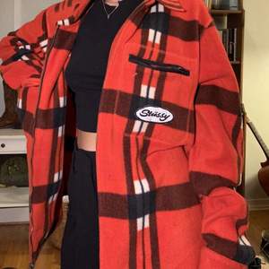 Röd rutig fleece jacka, JÄTTE mysig! Den är från märket stussy och är knappt använd. Den är oversized och lång.