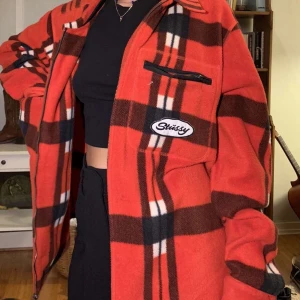 Fleece jacka - Röd rutig fleece jacka, JÄTTE mysig! Den är från märket stussy och är knappt använd. Den är oversized och lång.