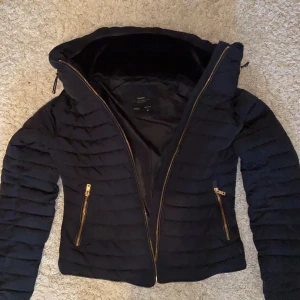 Vinterjacka från zara - Marinblå jacka från zara, guldiga detaljer.