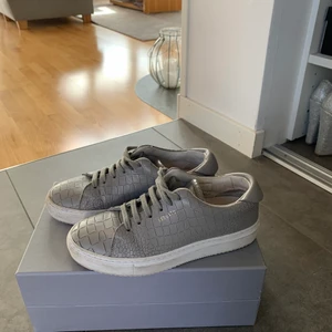 Arigato skor - Säljer mina gråa arigatos med snakeskin i stl 35 (passar även 36). De är använd ett fåtal gånger, men känner att de inte får så mycket kärlek som de förtjänar🥺☺️ Kan mötas upp i Sundsvall eller skicka (köparen står för frakt) köpta för 1800kr säljer för 400kr