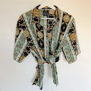 Skjorta - Skjorta köpt secondhand i Köpenhamn. Finns ingen direkt storlek men over sized för mig som är storlek M. 