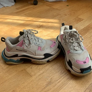 Balenciaga triple S - Ca ett halvår gamla, använda Max 10 ggr och nypris ca 8000. Köpta på balenciaga i Australien, kvitto, kartong, intyg osv kommer med. Lite smutsiga i tyget längst fram men går bort i tvättmaskin (tvättpåse medföljer)!