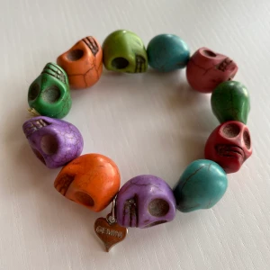 Dödskalle armband  - Ett coolt dödskalle armband, man kan ju om man vill använda dödskallarna till annat. Frakt tillkommer !🦋