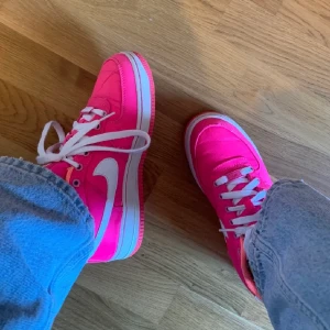 Nike Air Force 1 - Köpta här på plick men det visade sig att dem inte passade. Jättefina rosa nike air force. Hör av dig vid frågor. Skickas spårbart med postnord‼️(OBS:lånade bilder från förra säljaren)💖  Om många är intresserade buda privat😁