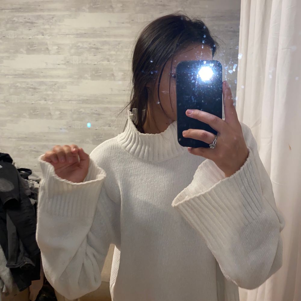 Vit stickad tröja med vida ärmar ifrån Gina storlek M | Plick