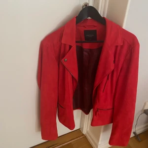 Röd mockajacka strl. XL - Röd mockajacka i strl. XL, endast använd 1gång. Pris exkl. frakt, köparen står för frakten. 