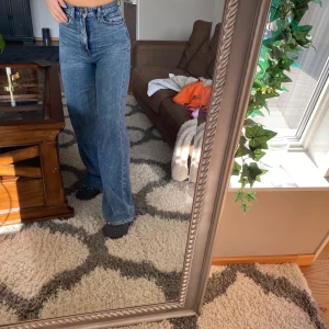 Wide jeans - Vida jeans från H&M, väldigt bekväma å fina i kvaliten 💕💕kund står för frakt, de är i storlek 32 men passar mig som har 34 super bra!