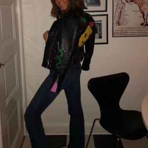 Skinnjacka från mango med eget motiv - Skinnjacka från mango i bra skick med ett motiv som jag själv målat. Perfekt nu till hösten. Behöver tyvärr sälja då den blivit för liten för mig. 