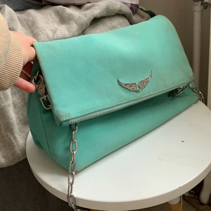 Zadig & Voltaire väska  - Köptes 2019, lite större modell än den vanliga, använd några fåtal gånger. Om du är intresserad adda mig på snap: tilde0333! Nypris ca 3000 kr.
