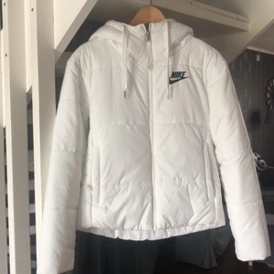 Jacka - Säljer denna jättefina jackan från Nike! Går att vända ut och in! 💕 (katt finns i hem) OBS! Det är ett litet litet grått märke vid sidan av ärmen på ena sidan. (jackans originalpris är 1099)