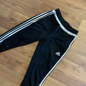 Adidas - Adidas Byxor med Dragkedja nedtill. Köpt på Intersport