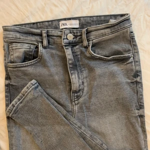 Gråa jeans från zara aldrig använda!! - Kan frakta men frakten kostar 50kr😊