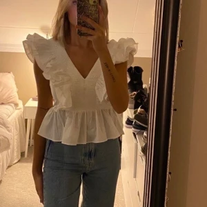 Oanvänd vit blus H&M - Vit blus från H&M. Helt ny, aldrig använd och prislappen sitter kvar.
