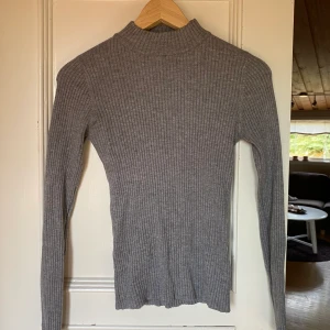 Polotröja  - Grå Polotröja från gina tricot. Säljer för 50kr + frakt. Strl xs men passar s också. Betala genom swish